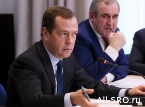  Медведев об идее СРО грузоперевозок: Правительству «гораздо проще общаться с большой, серьезной организацией»