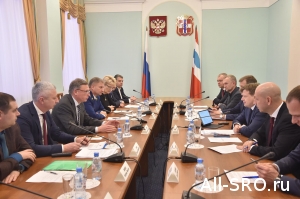  НОСТРОЙ в компании губернатора Омской области посетил местную стройплощадку. Делегаты позитивно оценили инфраструктуру нового микрорайона